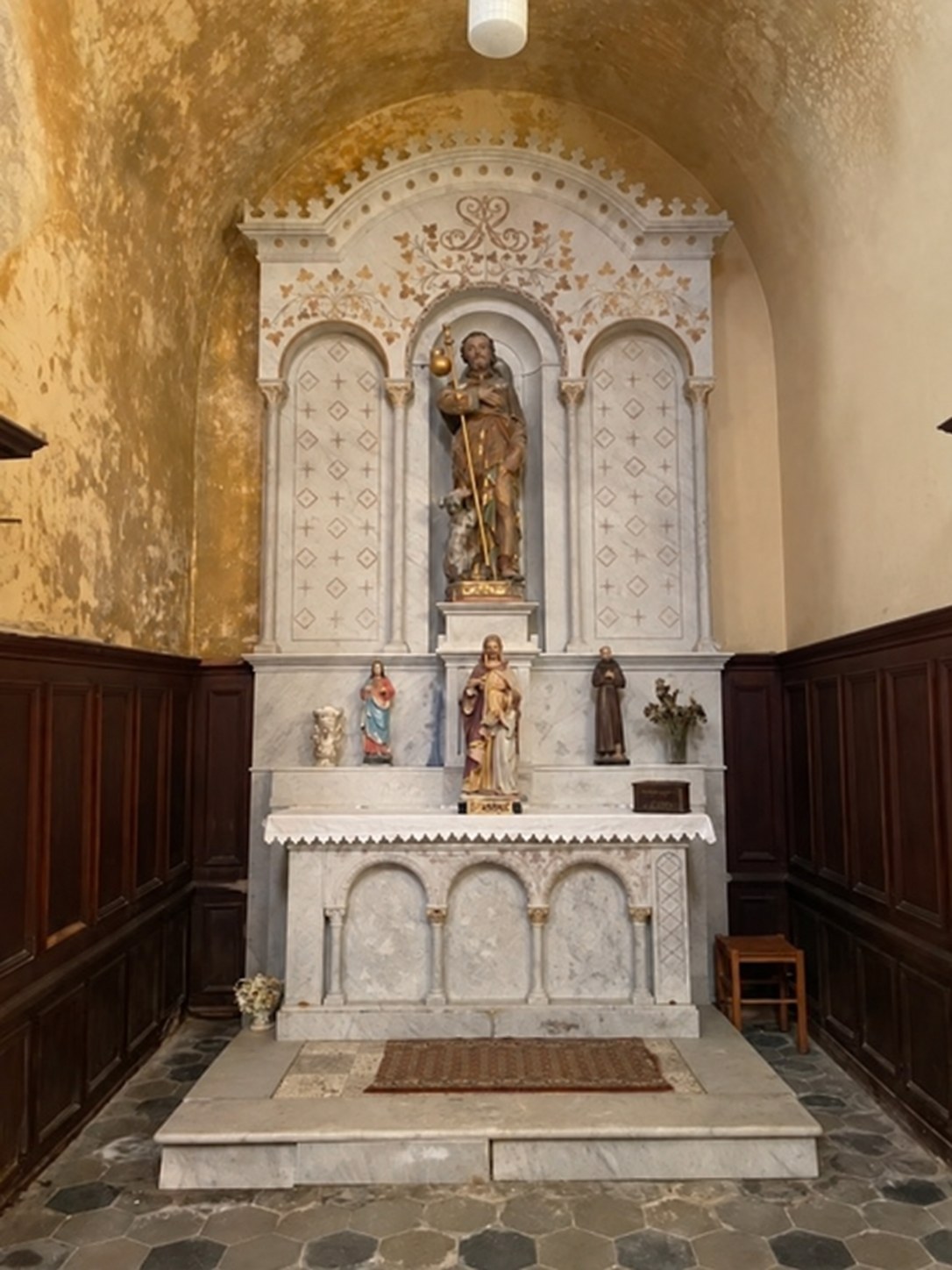 Autel latéral avec ses statues et son retable