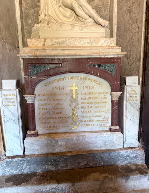 Plaque commémorative portant des inscriptions dorées