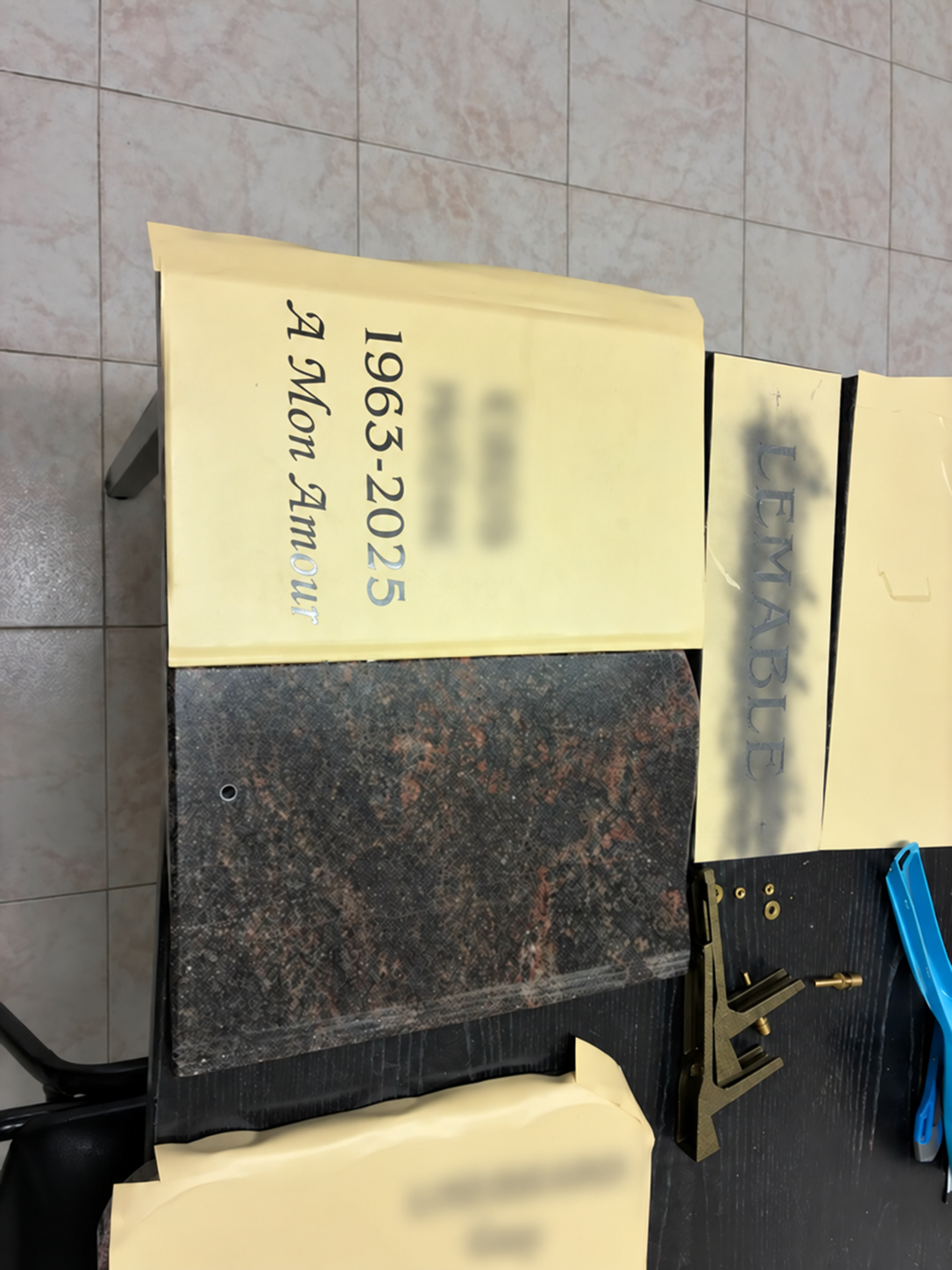 Préparation d’une gravure en atelier, nom masqué