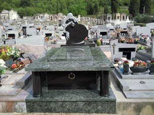 Monument en pierre sombre avec forme sculptée