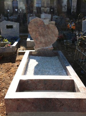 Monument avec encadrement en pierre claire