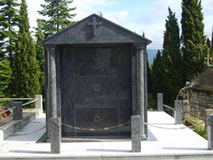 Chapelle funéraire en pierre sombre
